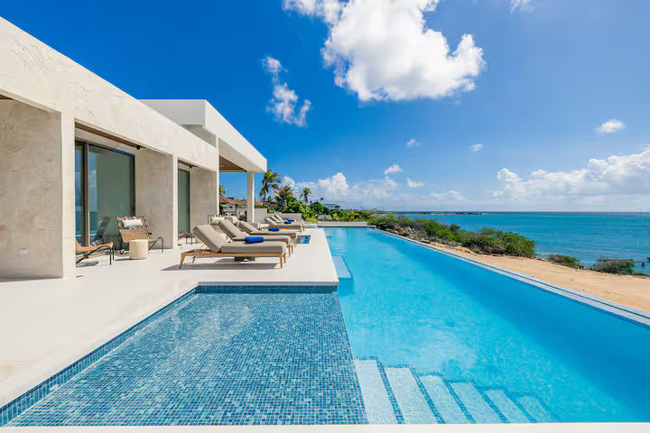 Modern Pool with Jacuzzi: A Luxurious Retreat